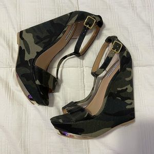 Super cute size 7 Steve Madden Camoflauge wedge sandals. Brand New, never worn.